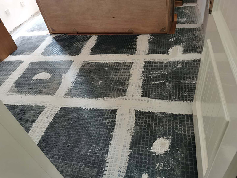 客廳地磚拆除裝修：如果是破壞性的拆除，可以借個(gè)鐵錘使勁砸；如果是替換性拆除，可以從邊角入手，一般情況下會(huì)損壞一塊地板磚，可以買一塊相同的備份；如果是用水泥固化的地板磚，那個(gè)難度就非常的大了，得請(qǐng)專業(yè)人士。