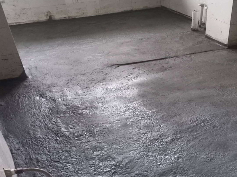 衛(wèi)生間地面防水：1.利用水泥砂漿水泥砂漿或豆石混凝土鋪平坡度。訣竅是：地漏附近坡度大，門口附近坡度小。 2.利用管根密封膏封嚴(yán)管線，管線要穿透樓板根部。刷防水涂料時(shí)可以貼1-2層玻璃絲布加強(qiáng)防水性。 3.墻壁表面打磨成干凈平光沒有顆?；覊m，墻壁與地面的交接區(qū)域注意原角和坡角的設(shè)置。 4.聚氨酯防水涂膜由管根和墻角處開始進(jìn)行涂抹，在常溫下經(jīng)過4小時(shí)放干后，再大面積涂抹和刮刷。注意涂料總厚度大于1. 5毫米，不能有漏刮和鼓泡的不良現(xiàn)象。24小時(shí)后立面涂刷下一層，之后再以垂直的方向進(jìn)行二次涂刷。最后涂膜半固化，拋甩粗砂粒方便與水泥砂漿融合。 5.防水層的設(shè)置與具體區(qū)域有關(guān)。防水地面的防水層應(yīng)高出地面200寬，地面防水層應(yīng)超出衛(wèi)生間門口以外300寬。而又淋浴的衛(wèi)生間墻面防水層則應(yīng)設(shè)置為高出地面1800寬。 6.展開閉水實(shí)驗(yàn)的時(shí)候，先完成防水工作再利用包立管方法。之后再局部進(jìn)行防水。閉水試驗(yàn)也可為了避免破壞地面防水層而免做。