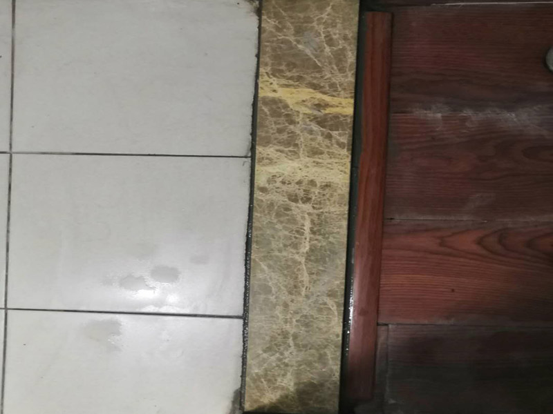 門框石安裝維修：在用水泥砂漿砌臥時(shí)，衛(wèi)生間內(nèi)一側(cè)地面留點(diǎn)縫隙，大致控制在5毫米寬左右，內(nèi)用水泥砂漿填滿后，表面略低呈凹狀，完后用建筑膠或硅膠(固定潔具也要用到的材料)打一圈，這樣，即使水泥砂漿有裂縫與門檻石脫開。過高的高差，可以選用加厚石材另定制。注意家中是否有老人或行動(dòng)不便的人員使用。門檻石的尺寸要根據(jù)門檻的長(zhǎng)寬來定，寧愿購買稍微長(zhǎng)一點(diǎn)寬一點(diǎn)的也不要買尺寸不足的，不然很難打理和修補(bǔ)的。