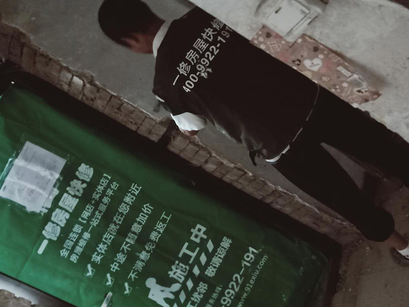 全屋舊墻鏟除翻新:墻面變色變臟、開裂、起皮、起鼓、不平、發(fā)霉、白色絮狀物、粉化掉灰、滲水，這些問題 在舊墻面上重新刷乳膠漆之前，一般先要對舊墻上的油污、浮灰、空鼓或裂紋等做處理，清除浮灰，鏟除起砂翹皮等部位，對油污的部位，應(yīng)先將原有涂層鏟除，不能鏟除應(yīng)徹底清洗干凈，墻面清理完畢，在用膩子批刮兩道。