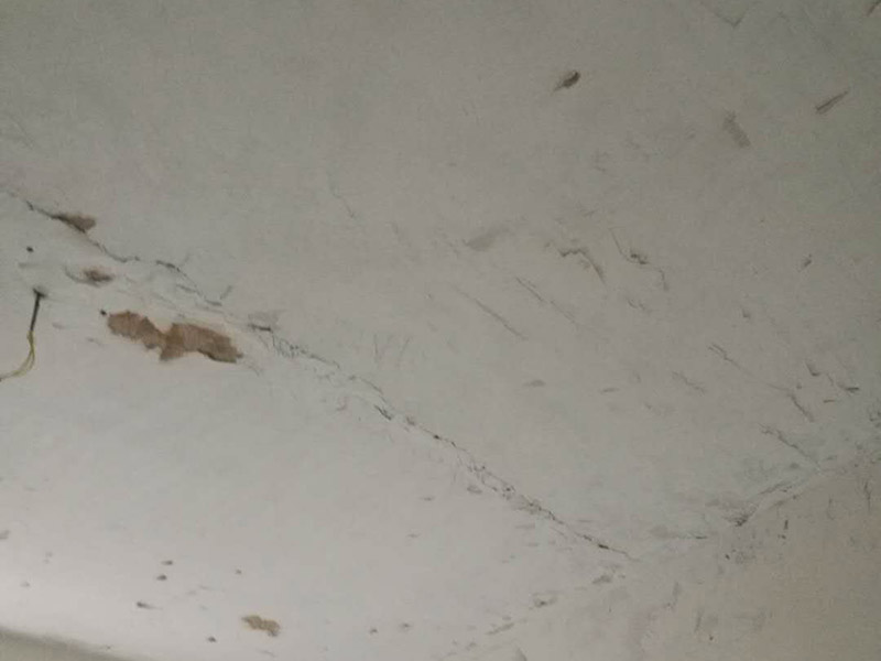 墻面鏟除翻新：舊墻的基本處理包括清理舊墻面原有的乳膠漆和膩?zhàn)訉拥溺P除、木裝修、其他表面裝飾物（如壁紙）的拆除，如果只是裝修了一兩年的墻面，墻面的膩?zhàn)涌梢圆挥苗P除，用鋼刷和砂紙打磨墻面后就可以重新涂刷乳膠漆，如果裝修時間較長的就需要將膩?zhàn)訉隅P除后再進(jìn)行后續(xù)工序。切記舊墻面一定要進(jìn)行處理，不能直接涂刷，粉化嚴(yán)重的墻面要鏟除后，抹上一層白水泥，再進(jìn)行涂刷。 墻面涂刷底漆的作用是抗堿防潮、封固基材、保護(hù)面漆，提高面漆的質(zhì)感和遮蓋力。如果沒有刷底漆就直接上面漆的話，時間一長墻面就容易起泡、發(fā)霉，經(jīng)陽光長時間照射也