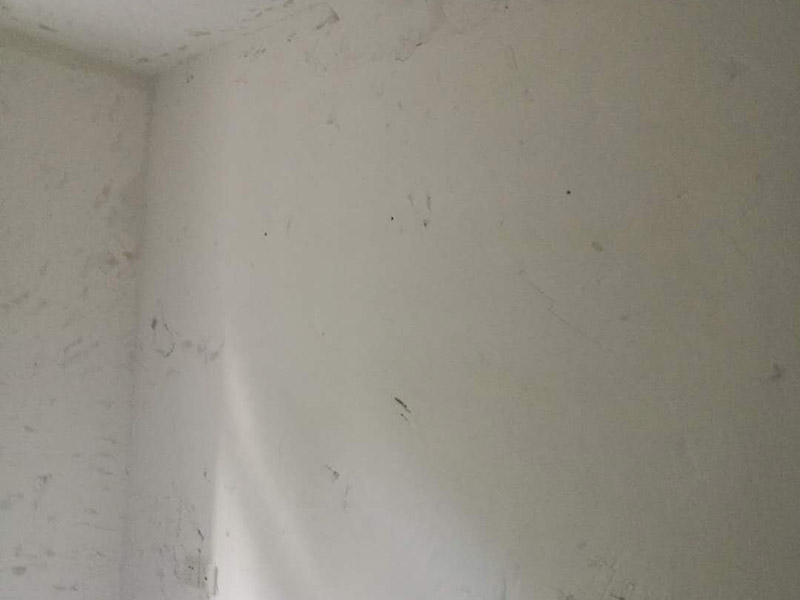 墻面鏟除翻新：舊墻的基本處理包括清理舊墻面原有的乳膠漆和膩?zhàn)訉拥溺P除、木裝修、其他表面裝飾物（如壁紙）的拆除，如果只是裝修了一兩年的墻面，墻面的膩?zhàn)涌梢圆挥苗P除，用鋼刷和砂紙打磨墻面后就可以重新涂刷乳膠漆，如果裝修時間較長的就需要將膩?zhàn)訉隅P除后再進(jìn)行后續(xù)工序。切記舊墻面一定要進(jìn)行處理，不能直接涂刷，粉化嚴(yán)重的墻面要鏟除后，抹上一層白水泥，再進(jìn)行涂刷。 墻面涂刷底漆的作用是抗堿防潮、封固基材、保護(hù)面漆，提高面漆的質(zhì)感和遮蓋力。如果沒有刷底漆就直接上面漆的話，時間一長墻面就容易起泡、發(fā)霉，經(jīng)陽光長時間照射也