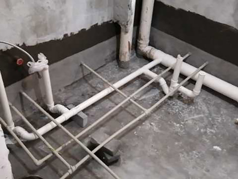 衛(wèi)生間下水管裝修：(一)從房頂過，減少人為損壞的幾率，并且冷熱管的接口、出口處必須平行，通常都是熱管在左，冷管在右。整個(gè)管道都盡量避彎曲，要盡可能運(yùn)離電路，管卡的位置坡度等也要符合需求，每個(gè)閥門都要安裝平整，以便于日后的使用和維護(hù)。 (二)區(qū)別熱水器的進(jìn)水口和出水口，在進(jìn)水口處接上總閥門，出水口處接通向衛(wèi)生間的管道，安裝好之后先打開閥門確定是否有漏水情況的發(fā)生，然后在衛(wèi)生間安裝好水龍頭、花灑頭即可。 (三)如果能在衛(wèi)生間里設(shè)計(jì)一個(gè)窗戶最好，若是沒有這個(gè)條件，為了不讓衛(wèi)生間出現(xiàn)發(fā)霉、潮蟲等現(xiàn)象，除了安裝排氣扇外，還要避免&ldquo;包裹&rdquo;現(xiàn)象的發(fā)生，這恰好就導(dǎo)致了潮氣被包在管道內(nèi)散不出去，所以就會(huì)使衛(wèi)生間內(nèi)的濕氣更加嚴(yán)重。