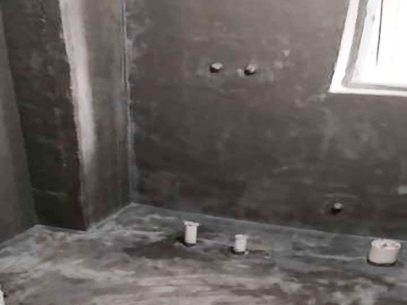 衛(wèi)生間下水管裝修：(一)從房頂過，減少人為損壞的幾率，并且冷熱管的接口、出口處必須平行，通常都是熱管在左，冷管在右。整個(gè)管道都盡量避彎曲，要盡可能運(yùn)離電路，管卡的位置坡度等也要符合需求，每個(gè)閥門都要安裝平整，以便于日后的使用和維護(hù)。 (二)區(qū)別熱水器的進(jìn)水口和出水口，在進(jìn)水口處接上總閥門，出水口處接通向衛(wèi)生間的管道，安裝好之后先打開閥門確定是否有漏水情況的發(fā)生，然后在衛(wèi)生間安裝好水龍頭、花灑頭即可。 (三)如果能在衛(wèi)生間里設(shè)計(jì)一個(gè)窗戶最好，若是沒有這個(gè)條件，為了不讓衛(wèi)生間出現(xiàn)發(fā)霉、潮蟲等現(xiàn)象，除了安裝排氣扇外，還要避免&ldquo;包裹&rdquo;現(xiàn)象的發(fā)生，這恰好就導(dǎo)致了潮氣被包在管道內(nèi)散不出去，所以就會(huì)使衛(wèi)生間內(nèi)的濕氣更加嚴(yán)重。