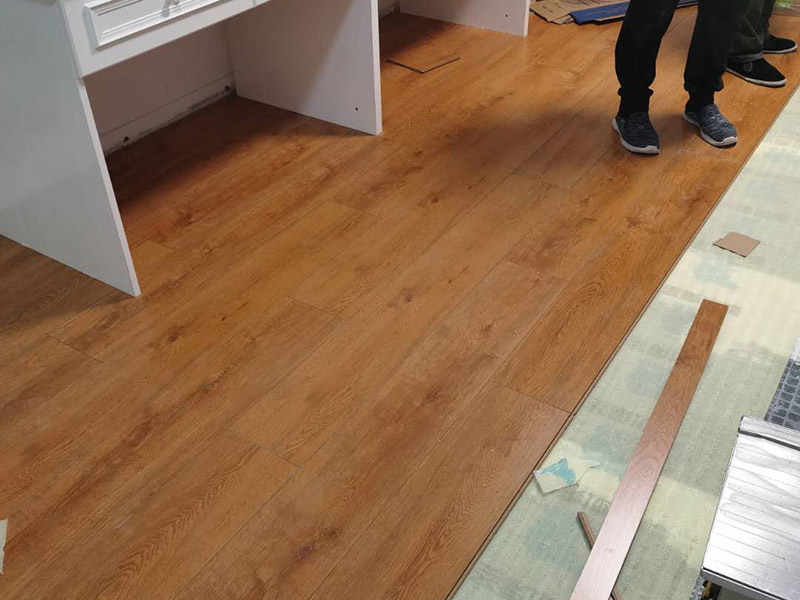 臥室鋪木地板：鋪地板之前，地面一定要找平，這個(gè)在裝修驗(yàn)收的時(shí)候，一定要在現(xiàn)場盯著師傅量水平，如果發(fā)現(xiàn)地面不平，要馬上要求整改，不然后期地面鋪上了地板之后，發(fā)現(xiàn)很多地方都不平，直接影響到地板發(fā)出噪音，從而腳感也沒那么好的。很多人覺得實(shí)木地板底部有龍骨支撐了，不需要鋪防潮墊了，這是錯(cuò)誤的，無論你家實(shí)木地板還是復(fù)合地板，底部一定要鋪上防潮墊，最好鋪地板。地板的鋪法有很多種，有工字鋪、斜鋪、田字鋪等，但是越復(fù)雜的鋪法地板損耗就越大，建議還是簡簡單單的工字鋪就可以了。