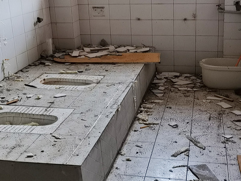 公共衛(wèi)生間拆除：用具的拆除，這一工程根據(jù)施工工人工作的習慣，有兩種拆除方式，可以提前將其拆除，也可以在拆磚的過程中同時進行。但并不是所有的用具都可以提前拆除，馬桶必須在瓷磚拆除之后才可以拆掉，要不然掉落的瓷磚會砸壞馬桶。用具拆除后，應(yīng)將露出的電線接口用絕緣的東西綁住。拆磚應(yīng)從下至上進行，在施工過程中對地面及時進行處理，以免因垃圾過多從而影響后面的工作。同時要處理好房內(nèi)的防水層。拆除插座與水龍頭附近的瓷磚時應(yīng)小心，以免損壞水電設(shè)備。