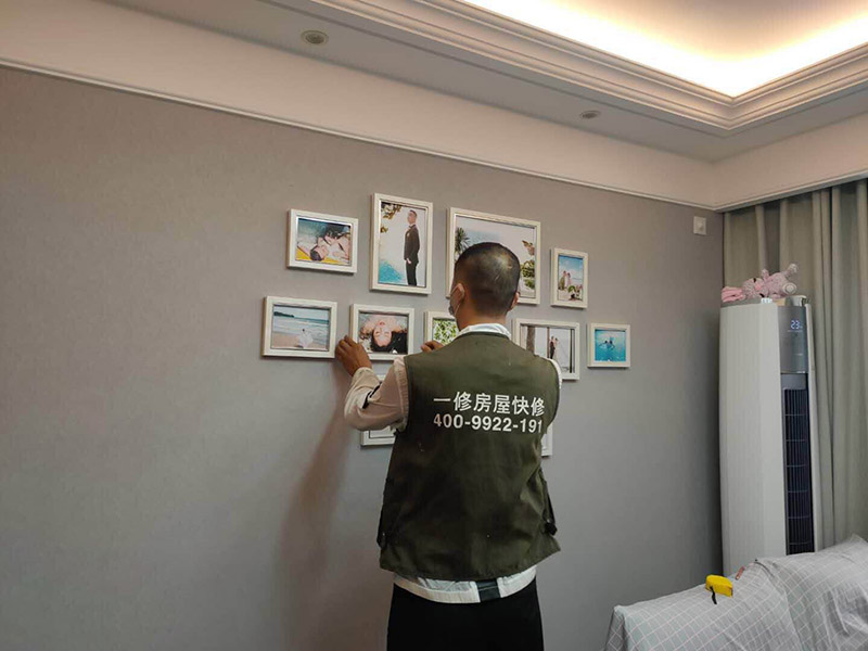 掛畫安裝方案：1、釘子固定；這是最簡單的一種安裝方法，但是會對墻面造成一定的破壞，使用這種方法之前，一定要考慮好確定的位置，不要輕易改動。 2、掛鉤固定；用專門掛畫用的掛鉤，不同的規(guī)格分別承受不同的重量，最大可承受20斤。掛鉤上有非常堅硬細(xì)小的鋼針，適合堅硬的墻面，不會把墻釘出裂痕，同時方便更換畫，不會影響整體的美觀。 3、直接擺放；將畫擺放在墻前，適合比較大的畫，在墻上設(shè)置擱板，擱板上可以放畫和裝飾品，或者在柜子上放置畫也是不錯的選擇。 4、吊放；從頂面上垂下吊線或有裝飾性的繩、鏈等，將畫吊起，同時吊一幅或多幅均可，也可以用釘釘在天花板腳線，然后用魚絲按自己要求的高度把畫掛上去。