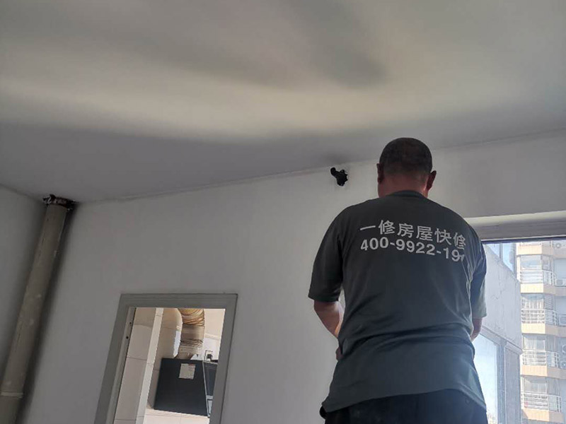 掛畫安裝方案：1、釘子固定；這是最簡單的一種安裝方法，但是會對墻面造成一定的破壞，使用這種方法之前，一定要考慮好確定的位置，不要輕易改動。 2、掛鉤固定；用專門掛畫用的掛鉤，不同的規(guī)格分別承受不同的重量，最大可承受20斤。掛鉤上有非常堅硬細(xì)小的鋼針，適合堅硬的墻面，不會把墻釘出裂痕，同時方便更換畫，不會影響整體的美觀。 3、直接擺放；將畫擺放在墻前，適合比較大的畫，在墻上設(shè)置擱板，擱板上可以放畫和裝飾品，或者在柜子上放置畫也是不錯的選擇。 4、吊放；從頂面上垂下吊線或有裝飾性的繩、鏈等，將畫吊起，同時吊一幅或多幅均可，也可以用釘釘在天花板腳線，然后用魚絲按自己要求的高度把畫掛上去。