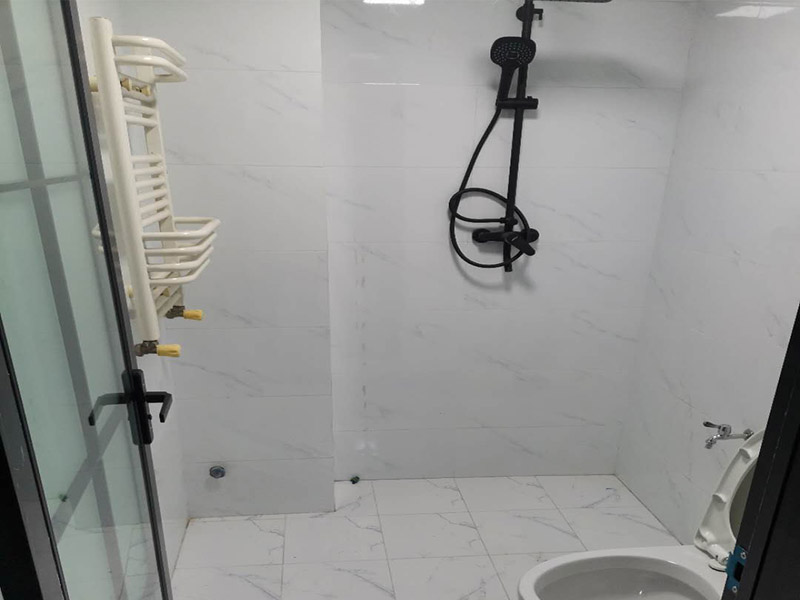 五金家具安裝案例：拉手、把手等五金件的安裝：這里主要是要確定安裝位置，以最合適家人的高度或者位置就可以，而不要光圖美觀好看。比如吊柜或者增高柜的把手一定要安裝在門的下面，地柜、寫字臺的小柜，一定要放在上面。安裝時要注意家中的其它位置的保護，因為家具一般在家裝過程中是最后進場（不裝修的話更要保護家里的物品），家具安裝完，就要做保潔了。重點保護的對象是：地板（尤其是實木地板）、門套、門、樓梯、墻紙、壁燈等。