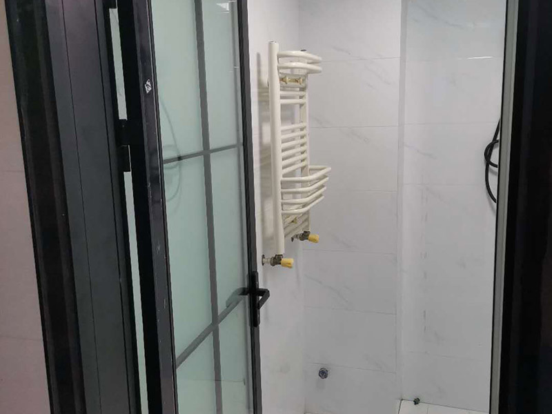 五金家具安裝案例：拉手、把手等五金件的安裝：這里主要是要確定安裝位置，以最合適家人的高度或者位置就可以，而不要光圖美觀好看。比如吊柜或者增高柜的把手一定要安裝在門的下面，地柜、寫字臺的小柜，一定要放在上面。安裝時要注意家中的其它位置的保護，因為家具一般在家裝過程中是最后進場（不裝修的話更要保護家里的物品），家具安裝完，就要做保潔了。重點保護的對象是：地板（尤其是實木地板）、門套、門、樓梯、墻紙、壁燈等。