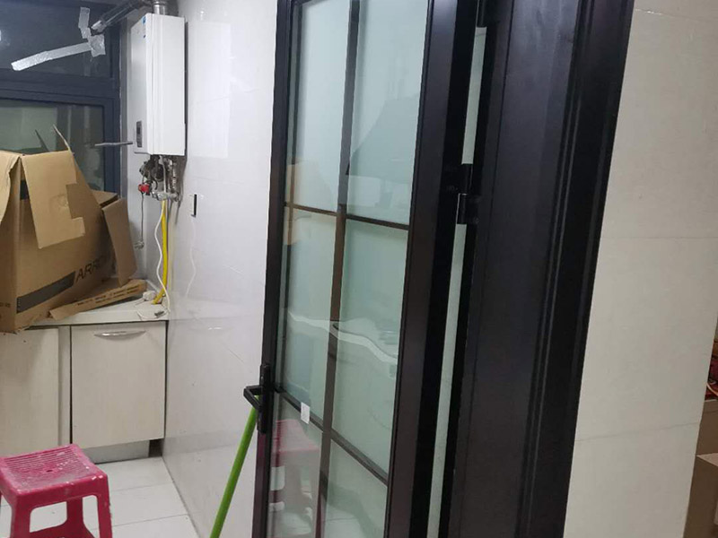 五金家具安裝案例：拉手、把手等五金件的安裝：這里主要是要確定安裝位置，以最合適家人的高度或者位置就可以，而不要光圖美觀好看。比如吊柜或者增高柜的把手一定要安裝在門的下面，地柜、寫字臺的小柜，一定要放在上面。安裝時要注意家中的其它位置的保護，因為家具一般在家裝過程中是最后進場（不裝修的話更要保護家里的物品），家具安裝完，就要做保潔了。重點保護的對象是：地板（尤其是實木地板）、門套、門、樓梯、墻紙、壁燈等。