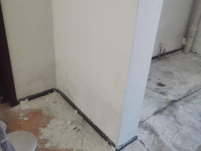 舊房墻面翻新裝修:在墻面翻新前，需要先將舊漆面鏟除干凈，之后在進(jìn)行打磨，將墻面的浮沉雜物都清理干凈。如果墻面有凹凸不平的情況，要先用膩子修補，如果墻面出現(xiàn)空鼓的現(xiàn)象，也要將整面的墻皮進(jìn)行鏟除，在做后續(xù)的處理。在刮膩子之前，先用尺子檢測一下墻面的平整度，在施工時，對不平整的地方進(jìn)行多次涂刮，修補好不平整的區(qū)域。一般膩子刮兩遍即可，每次膩子刮完后要進(jìn)行打磨，可以讓墻面更加光滑。