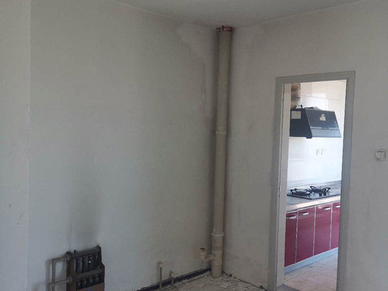 舊房墻面翻新裝修:在墻面翻新前，需要先將舊漆面鏟除干凈，之后在進(jìn)行打磨，將墻面的浮沉雜物都清理干凈。如果墻面有凹凸不平的情況，要先用膩子修補，如果墻面出現(xiàn)空鼓的現(xiàn)象，也要將整面的墻皮進(jìn)行鏟除，在做后續(xù)的處理。在刮膩子之前，先用尺子檢測一下墻面的平整度，在施工時，對不平整的地方進(jìn)行多次涂刮，修補好不平整的區(qū)域。一般膩子刮兩遍即可，每次膩子刮完后要進(jìn)行打磨，可以讓墻面更加光滑。