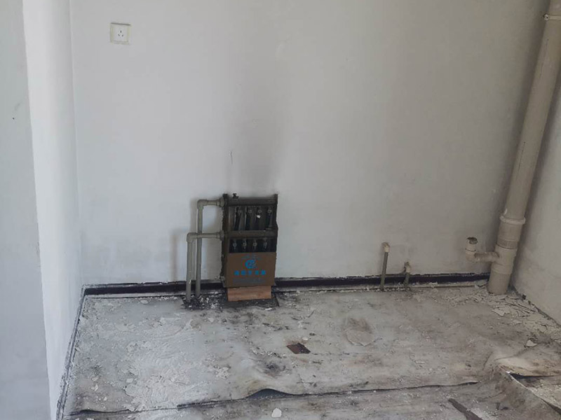 舊房墻面翻新裝修:在墻面翻新前，需要先將舊漆面鏟除干凈，之后在進(jìn)行打磨，將墻面的浮沉雜物都清理干凈。如果墻面有凹凸不平的情況，要先用膩子修補，如果墻面出現(xiàn)空鼓的現(xiàn)象，也要將整面的墻皮進(jìn)行鏟除，在做后續(xù)的處理。在刮膩子之前，先用尺子檢測一下墻面的平整度，在施工時，對不平整的地方進(jìn)行多次涂刮，修補好不平整的區(qū)域。一般膩子刮兩遍即可，每次膩子刮完后要進(jìn)行打磨，可以讓墻面更加光滑。