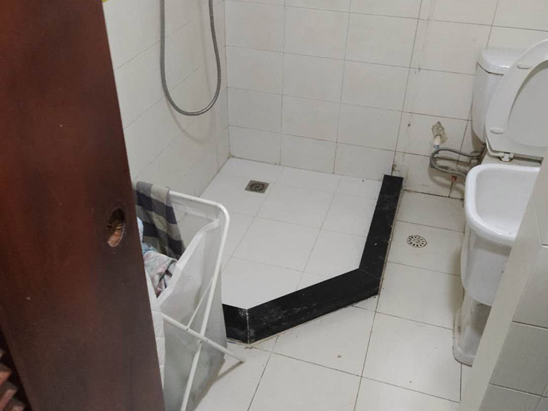 舊房整體裝修：舊房子重新裝修時，如果不能拆的話就盡量不要拆，因為拆掉的話費用就會增加，拆除費和清理費也是一大筆。然后看看有沒有漏水的情況，因為防水在裝修的過程中是比較重要的一個環(huán)節(jié)，如果有漏水情況的話就及時處理。水電線的安裝也要重視起來。能隱藏起來的電線可以盡量隱藏掉，不僅安全上提高了，同時也美觀。水管老化嚴(yán)重的話也建議換換。每個房子的結(jié)構(gòu)都是不一樣的，所以在翻新前業(yè)主要對自己房子的內(nèi)部結(jié)構(gòu)要了解，自己不懂的話最好是請專業(yè)的人員來看看。對于舊房子存在的一些安全隱患，在翻新的時候就一起解決掉，免得后期再出現(xiàn)問題，細(xì)節(jié)也不能忽視。