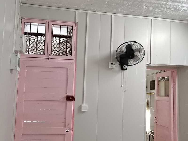 老房電路明線安裝：1、穿管敷設(shè)。將鍍鋅電線管、PVC或PPR電線管沿天棚或墻面敷設(shè)（用配套U型或C型線卡固定），電線穿入其中。這種方式最安全規(guī)范。 2、壓槽敷設(shè)。將電線槽（現(xiàn)在一般為聚氯乙烯塑料制品）用鋼釘固定在天花或墻面，再將電線壓入線槽。這種方式便于維修且比較美觀。 3、護套線敷設(shè)。將護套電線沿踢腳線上沿和門窗套外側(cè)敷設(shè)。用小型塑料線卡固定。這種方式最簡便經(jīng)濟。