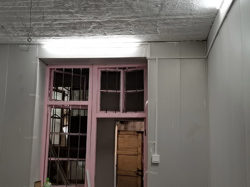 老房電路明線安裝：1、穿管敷設(shè)。將鍍鋅電線管、PVC或PPR電線管沿天棚或墻面敷設(shè)（用配套U型或C型線卡固定），電線穿入其中。這種方式最安全規(guī)范。 2、壓槽敷設(shè)。將電線槽（現(xiàn)在一般為聚氯乙烯塑料制品）用鋼釘固定在天花或墻面，再將電線壓入線槽。這種方式便于維修且比較美觀。 3、護套線敷設(shè)。將護套電線沿踢腳線上沿和門窗套外側(cè)敷設(shè)。用小型塑料線卡固定。這種方式最簡便經(jīng)濟。