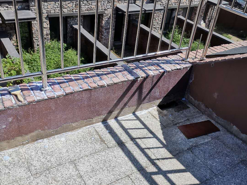 露臺局部防水涂刷：1.首先要找到原來的防水層。由于防水層不是顯露的，而是在面層下部，有必要將面層進行悉數(shù)鏟除，找到本來的防水層。 2.將原防水層根除后，再進行找平，把本來下面保溫層里存的水進行排干，設(shè)一些排氣孔做排氣辦法，將保溫層里的水分排干。 3.如果在美化的情況下，咱們需要做的防水層就必須是阻根防水層。阻根防水層分為改性瀝青卷材阻根防水層和高分子卷材阻根防水層。 4.做完防水層以后，必定要做找坡處理，不要形成屋面部分存水，通常設(shè)置水泥砂漿找平找坡，找坡的斜度不小于2%。 5.做完防水以后，需求進行閉水實驗，不漏水為合格，再進行上面的維護及鋪貼面磚裝修。