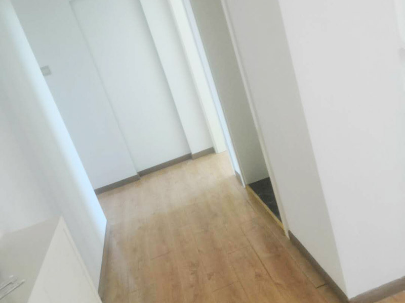 全屋墻面翻新打掃：【基層處理】做基層處理時，一定要涂刷界面劑，其次掛網(wǎng)施工是不可避免的，這樣才能有效使墻面膩子不會開裂，導(dǎo)致墻漆起皮掉粉。 【膩子打磨】每批刮一遍膩子后，一定要做驚喜打磨，且必須用到強光一邊照射一邊進(jìn)行打磨，保證膩子的細(xì)膩性，使膩子平整度更好，這個過程很考驗施工師傅的水平。 【漆膜保護(hù)】施工結(jié)束后切記不要去觸碰漆膜，這樣很容易導(dǎo)致漆膜破裂，保持正常通風(fēng)，不能加速干燥。 所有施工完成后就可以進(jìn)行遮蔽保護(hù)材料的撤除了，撤除期間一定要注意搬移物品時不要觸碰到墻面，因為施工結(jié)束后7天為漆膜的保養(yǎng)期，這期間一定不能觸碰漆面，保持正常通風(fēng)，不建議開啟空調(diào)加速干燥，如果有玷污,可用濕毛巾輕輕擦洗！