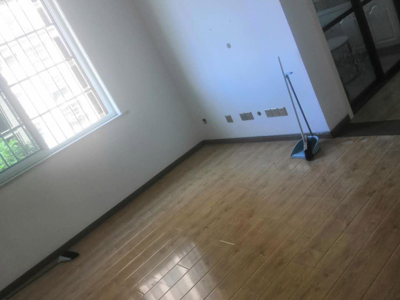 全屋墻面翻新打掃：【基層處理】做基層處理時，一定要涂刷界面劑，其次掛網(wǎng)施工是不可避免的，這樣才能有效使墻面膩子不會開裂，導(dǎo)致墻漆起皮掉粉。 【膩子打磨】每批刮一遍膩子后，一定要做驚喜打磨，且必須用到強光一邊照射一邊進(jìn)行打磨，保證膩子的細(xì)膩性，使膩子平整度更好，這個過程很考驗施工師傅的水平。 【漆膜保護(hù)】施工結(jié)束后切記不要去觸碰漆膜，這樣很容易導(dǎo)致漆膜破裂，保持正常通風(fēng)，不能加速干燥。 所有施工完成后就可以進(jìn)行遮蔽保護(hù)材料的撤除了，撤除期間一定要注意搬移物品時不要觸碰到墻面，因為施工結(jié)束后7天為漆膜的保養(yǎng)期，這期間一定不能觸碰漆面，保持正常通風(fēng)，不建議開啟空調(diào)加速干燥，如果有玷污,可用濕毛巾輕輕擦洗！