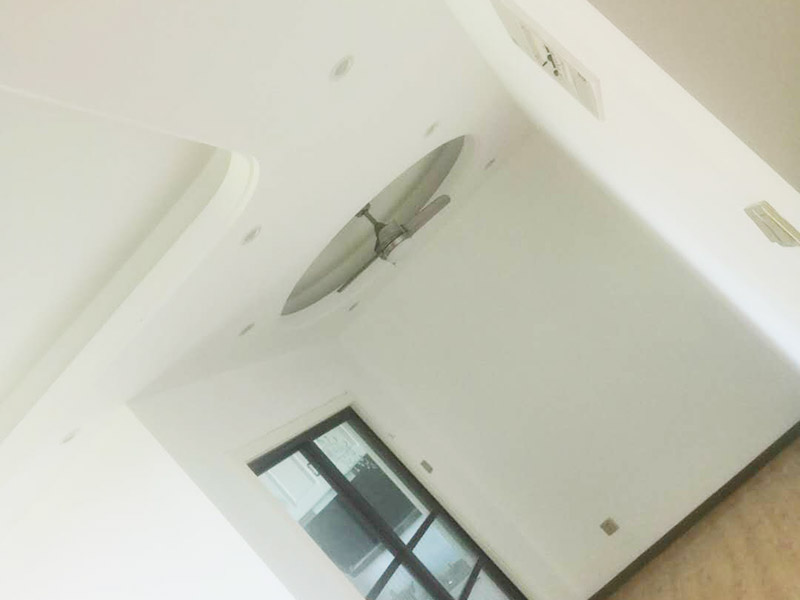 全屋墻面翻新打掃：【基層處理】做基層處理時，一定要涂刷界面劑，其次掛網(wǎng)施工是不可避免的，這樣才能有效使墻面膩子不會開裂，導(dǎo)致墻漆起皮掉粉。 【膩子打磨】每批刮一遍膩子后，一定要做驚喜打磨，且必須用到強光一邊照射一邊進(jìn)行打磨，保證膩子的細(xì)膩性，使膩子平整度更好，這個過程很考驗施工師傅的水平。 【漆膜保護(hù)】施工結(jié)束后切記不要去觸碰漆膜，這樣很容易導(dǎo)致漆膜破裂，保持正常通風(fēng)，不能加速干燥。 所有施工完成后就可以進(jìn)行遮蔽保護(hù)材料的撤除了，撤除期間一定要注意搬移物品時不要觸碰到墻面，因為施工結(jié)束后7天為漆膜的保養(yǎng)期，這期間一定不能觸碰漆面，保持正常通風(fēng)，不建議開啟空調(diào)加速干燥，如果有玷污,可用濕毛巾輕輕擦洗！