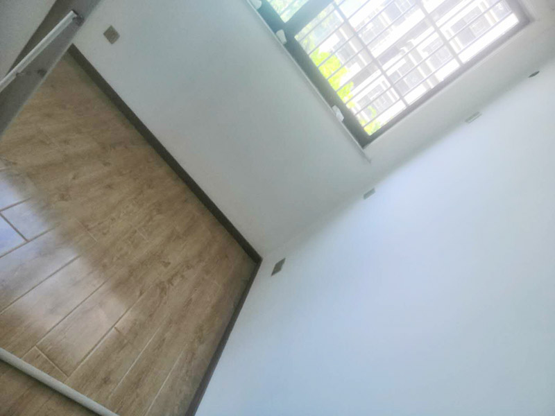 全屋墻面翻新打掃：【基層處理】做基層處理時，一定要涂刷界面劑，其次掛網(wǎng)施工是不可避免的，這樣才能有效使墻面膩子不會開裂，導(dǎo)致墻漆起皮掉粉。 【膩子打磨】每批刮一遍膩子后，一定要做驚喜打磨，且必須用到強光一邊照射一邊進(jìn)行打磨，保證膩子的細(xì)膩性，使膩子平整度更好，這個過程很考驗施工師傅的水平。 【漆膜保護(hù)】施工結(jié)束后切記不要去觸碰漆膜，這樣很容易導(dǎo)致漆膜破裂，保持正常通風(fēng)，不能加速干燥。 所有施工完成后就可以進(jìn)行遮蔽保護(hù)材料的撤除了，撤除期間一定要注意搬移物品時不要觸碰到墻面，因為施工結(jié)束后7天為漆膜的保養(yǎng)期，這期間一定不能觸碰漆面，保持正常通風(fēng)，不建議開啟空調(diào)加速干燥，如果有玷污,可用濕毛巾輕輕擦洗！