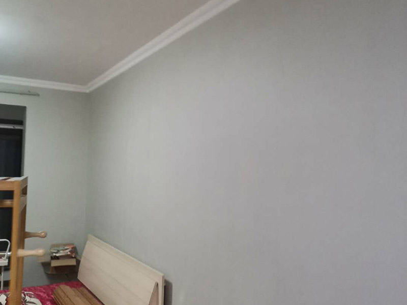 墻漆粉刷翻新：考慮鏟墻方便，需要在舊墻上灑水，潤濕后鏟墻皮才會省力一些。被水浸濕后的墻皮比較好鏟，直到水泥砂漿墻面露出，或者膩子層露出。這一步是個體力活，要費很大的功夫才能將墻皮鏟除干凈。將界面劑涂刷在墻面上，涂刷時要均勻，每一處墻面都要涂刷到位，不可有遺漏，以免影響墻面的翻新效果。對于墻面有開裂的地方，需要使用牛皮紙帶或者白乳膠來修補裂縫。只有裂縫修補好后，才能解決舊墻的開裂問題。修補裂縫后，墻面會出現(xiàn)不平現(xiàn)象，對此要對墻面做找平。一般找平用石膏比較多。找平后才能繼續(xù)下一步施工。膩子一般選用顆粒細度較高和質(zhì)地較硬的，這種膩子質(zhì)量好，批刮后效果會比較好。膩子里可添加白乳膠，能大大提高膩子的硬度。墻面打磨很重要，會讓墻面變得光滑、平齊。因為膩子批刮后，墻面上會留有一些坑眼，因此需要打磨。建議大家用較細的砂紙來打磨，如果砂紙?zhí)值脑挄粝潞苌畹纳昂?，刷漆是覆蓋不掉的，如此便會影響墻面的刷漆效果。打磨完畢一定要徹底清掃一遍墻面，以免粉塵太多，影響漆的附著力。