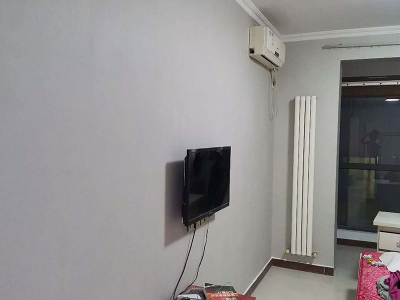 墻漆粉刷翻新：考慮鏟墻方便，需要在舊墻上灑水，潤濕后鏟墻皮才會省力一些。被水浸濕后的墻皮比較好鏟，直到水泥砂漿墻面露出，或者膩子層露出。這一步是個體力活，要費很大的功夫才能將墻皮鏟除干凈。將界面劑涂刷在墻面上，涂刷時要均勻，每一處墻面都要涂刷到位，不可有遺漏，以免影響墻面的翻新效果。對于墻面有開裂的地方，需要使用牛皮紙帶或者白乳膠來修補裂縫。只有裂縫修補好后，才能解決舊墻的開裂問題。修補裂縫后，墻面會出現(xiàn)不平現(xiàn)象，對此要對墻面做找平。一般找平用石膏比較多。找平后才能繼續(xù)下一步施工。膩子一般選用顆粒細度較高和質(zhì)地較硬的，這種膩子質(zhì)量好，批刮后效果會比較好。膩子里可添加白乳膠，能大大提高膩子的硬度。墻面打磨很重要，會讓墻面變得光滑、平齊。因為膩子批刮后，墻面上會留有一些坑眼，因此需要打磨。建議大家用較細的砂紙來打磨，如果砂紙?zhí)值脑挄粝潞苌畹纳昂?，刷漆是覆蓋不掉的，如此便會影響墻面的刷漆效果。打磨完畢一定要徹底清掃一遍墻面，以免粉塵太多，影響漆的附著力。