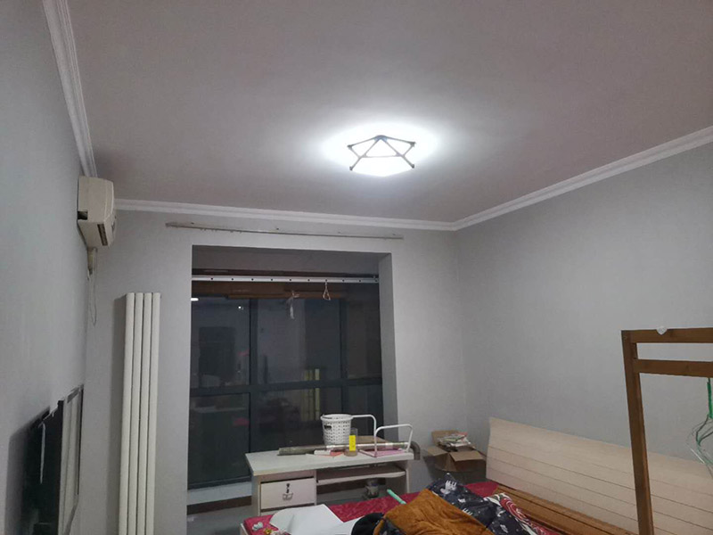 墻漆粉刷翻新：考慮鏟墻方便，需要在舊墻上灑水，潤濕后鏟墻皮才會省力一些。被水浸濕后的墻皮比較好鏟，直到水泥砂漿墻面露出，或者膩子層露出。這一步是個體力活，要費很大的功夫才能將墻皮鏟除干凈。將界面劑涂刷在墻面上，涂刷時要均勻，每一處墻面都要涂刷到位，不可有遺漏，以免影響墻面的翻新效果。對于墻面有開裂的地方，需要使用牛皮紙帶或者白乳膠來修補裂縫。只有裂縫修補好后，才能解決舊墻的開裂問題。修補裂縫后，墻面會出現(xiàn)不平現(xiàn)象，對此要對墻面做找平。一般找平用石膏比較多。找平后才能繼續(xù)下一步施工。膩子一般選用顆粒細度較高和質(zhì)地較硬的，這種膩子質(zhì)量好，批刮后效果會比較好。膩子里可添加白乳膠，能大大提高膩子的硬度。墻面打磨很重要，會讓墻面變得光滑、平齊。因為膩子批刮后，墻面上會留有一些坑眼，因此需要打磨。建議大家用較細的砂紙來打磨，如果砂紙?zhí)值脑挄粝潞苌畹纳昂?，刷漆是覆蓋不掉的，如此便會影響墻面的刷漆效果。打磨完畢一定要徹底清掃一遍墻面，以免粉塵太多，影響漆的附著力。