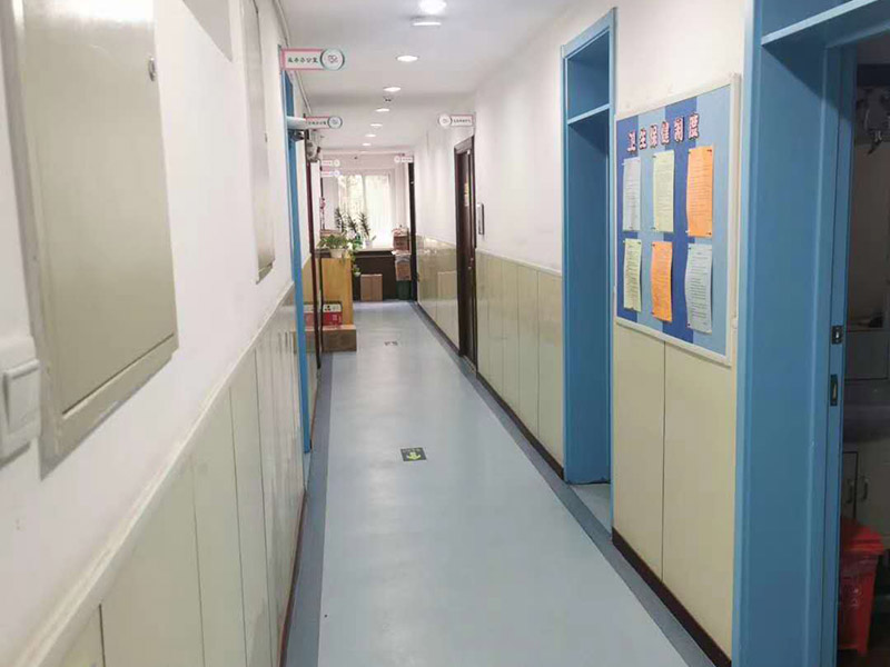 幼兒園墻面粉刷:首先，基層處理。先要將墻面起皮或松動的部分給清理干凈，可以用水泥砂漿進(jìn)行處理。如果墻體存在細(xì)微的裂縫，那可以用牛皮紙結(jié)合白色乳膠將其填補好;但如果是輕體墻和保溫墻等非承重墻，那盡量選擇質(zhì)地比較好的墻布或網(wǎng)格布，同樣也使用乳膠進(jìn)行修整。 其次，批刮膩子。通常都建議選用顆粒細(xì)度較高，而且質(zhì)地較硬的膩子進(jìn)行操作。當(dāng)然，也可以在膩子里添加適量的乳膠，其目的是為了提高膩子的硬度。不過膩子要批三遍才可，而且應(yīng)厚一些，但在批第2和第3遍的時候需要薄一些，這樣才會使墻面看起來既平整又光滑。 然后，刷底漆。對于墻面的每個地方都應(yīng)均勻的刷到底漆，這樣涂一遍就可，否則就要多涂好幾次了。但是如果墻面的吃漆量較大，那可以在底漆中適當(dāng)加些清水，不過也要保證涂刷均勻，不然會影響效果。待底漆完全干透之后，才可進(jìn)行下一個步驟。 最后，面漆的涂刷。至于面漆就不要加水了，以免影響漆膜的厚度和手感。而滾筒的選擇也要好且細(xì)，這樣刷出來的漆膜才會細(xì)膩，摸起來也才會舒適。但在刷面漆的時候要注意墻壁的邊邊角角。一般來說，面漆只要涂刷兩遍就可，不過每一遍之間應(yīng)相隔一段時間，待完全干透之后才算真正的完成。