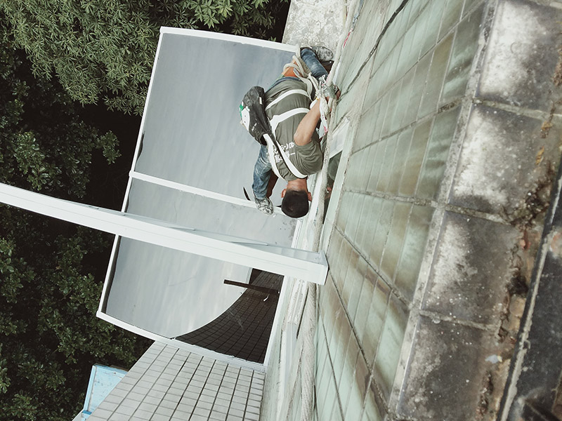 窗戶雨棚安裝：如果安裝的防盜窗是外延式的，主需要在防盜網(wǎng)上面加蓋一塊板來接雨水就好。如果是內(nèi)嵌在窗戶里的或者嵌在墻上的就要在外面的窗戶上方打孔了。有的也可以在防盜網(wǎng)上固定，要看具體情況了。