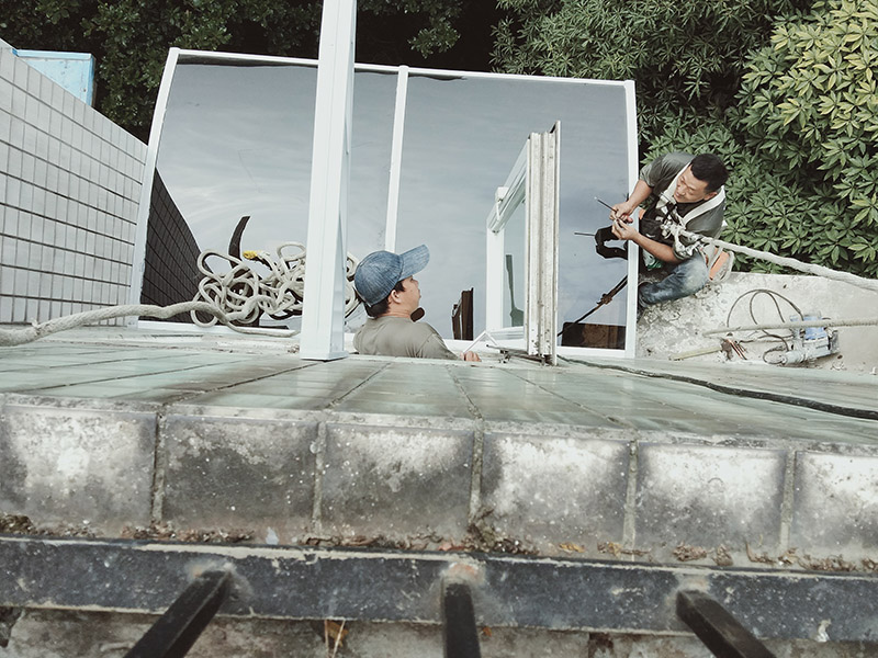 窗戶雨棚安裝：如果安裝的防盜窗是外延式的，主需要在防盜網(wǎng)上面加蓋一塊板來接雨水就好。如果是內(nèi)嵌在窗戶里的或者嵌在墻上的就要在外面的窗戶上方打孔了。有的也可以在防盜網(wǎng)上固定，要看具體情況了。