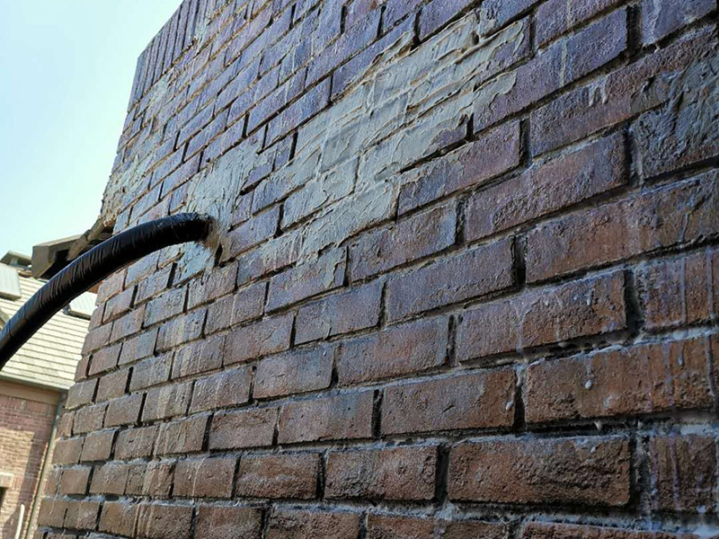 磚墻打空調(diào)孔：首先就是空調(diào)打孔的高度標(biāo)準(zhǔn)，一般來(lái)說(shuō)柜式空調(diào)打空調(diào)孔的高度要離地面大概10-20公分，而掛式空調(diào)打孔的高度大概在2.2米左右，不過(guò)空調(diào)孔的高度要低于室內(nèi)機(jī)的高度，以免不利于冷凝水的排放。而距離墻頂也是有一個(gè)高度范圍的，柜式空調(diào)可以在30-40公分，而掛式空調(diào)最少也要10公分以上。 其次打孔位置標(biāo)準(zhǔn)還需要遠(yuǎn)離一些易出現(xiàn)噪音與振動(dòng)的位置，要選擇比較安全堅(jiān)固的打孔位置，要避免承重墻與梁體結(jié)構(gòu)，以免影響到房間的結(jié)構(gòu)，造成不良影響。 再有就是空調(diào)打孔的大小，需要根據(jù)是柜式空調(diào)還是掛式空調(diào)，柜式空調(diào)會(huì)比掛式的空調(diào)孔要大，總之打孔的大小要正好可以穿過(guò)加過(guò)保溫材料的連接管，不可以過(guò)大或過(guò)小。打空調(diào)孔還需要有一定的傾斜度，打出來(lái)的孔室內(nèi)部分要比室外高一些，這樣可以有利于冷凝水的排放，也防止陰雨天雨水流入室內(nèi)。