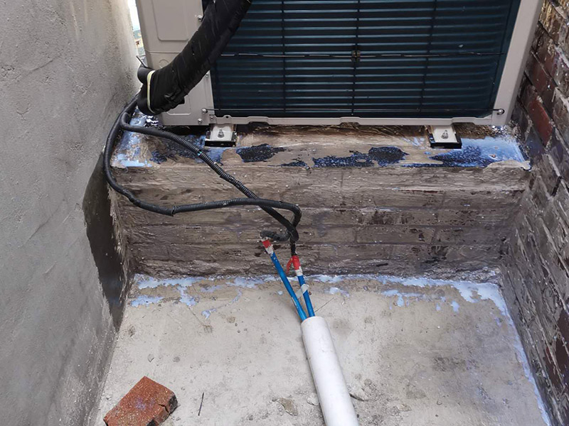 磚墻打空調(diào)孔：首先就是空調(diào)打孔的高度標(biāo)準(zhǔn)，一般來(lái)說(shuō)柜式空調(diào)打空調(diào)孔的高度要離地面大概10-20公分，而掛式空調(diào)打孔的高度大概在2.2米左右，不過(guò)空調(diào)孔的高度要低于室內(nèi)機(jī)的高度，以免不利于冷凝水的排放。而距離墻頂也是有一個(gè)高度范圍的，柜式空調(diào)可以在30-40公分，而掛式空調(diào)最少也要10公分以上。 其次打孔位置標(biāo)準(zhǔn)還需要遠(yuǎn)離一些易出現(xiàn)噪音與振動(dòng)的位置，要選擇比較安全堅(jiān)固的打孔位置，要避免承重墻與梁體結(jié)構(gòu)，以免影響到房間的結(jié)構(gòu)，造成不良影響。 再有就是空調(diào)打孔的大小，需要根據(jù)是柜式空調(diào)還是掛式空調(diào)，柜式空調(diào)會(huì)比掛式的空調(diào)孔要大，總之打孔的大小要正好可以穿過(guò)加過(guò)保溫材料的連接管，不可以過(guò)大或過(guò)小。打空調(diào)孔還需要有一定的傾斜度，打出來(lái)的孔室內(nèi)部分要比室外高一些，這樣可以有利于冷凝水的排放，也防止陰雨天雨水流入室內(nèi)。