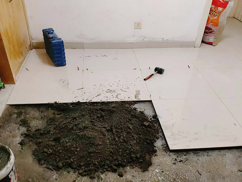 地面貼瓷磚方案：干鋪法是將沙子和水泥按照3：1的比例混合后兌少量的水，使水泥和沙子混合到可以用手攥成團(tuán)的黏稠度。將混合好的沙子水泥鋪在地面上，用一個(gè)平板把表面摸平。在瓷磚背面抹上黏稠度非常高的水泥，把瓷磚放到地面上，用橡皮錘敲實(shí)就完成了,主要用于地面瓷磚的鋪裝。 濕鋪法，是將沙子和水泥按照2：1的比例混合后兌水和好，水的量要多一些，使沙子和水泥的黏稠度高一些。然后涂抹到用水浸泡好的瓷磚背面貼到墻面上。濕鋪發(fā)主要應(yīng)用與墻面。