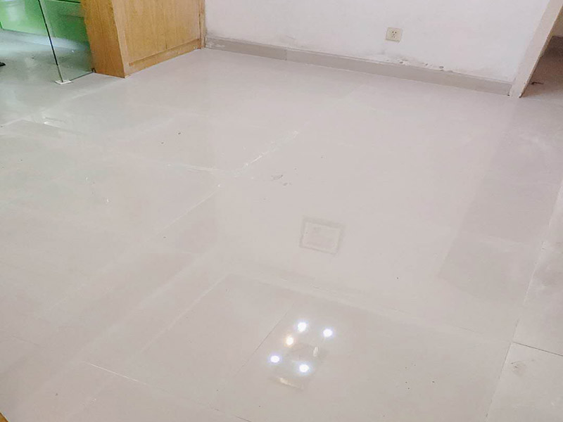 地面貼瓷磚方案：干鋪法是將沙子和水泥按照3：1的比例混合后兌少量的水，使水泥和沙子混合到可以用手攥成團(tuán)的黏稠度。將混合好的沙子水泥鋪在地面上，用一個(gè)平板把表面摸平。在瓷磚背面抹上黏稠度非常高的水泥，把瓷磚放到地面上，用橡皮錘敲實(shí)就完成了,主要用于地面瓷磚的鋪裝。 濕鋪法，是將沙子和水泥按照2：1的比例混合后兌水和好，水的量要多一些，使沙子和水泥的黏稠度高一些。然后涂抹到用水浸泡好的瓷磚背面貼到墻面上。濕鋪發(fā)主要應(yīng)用與墻面。