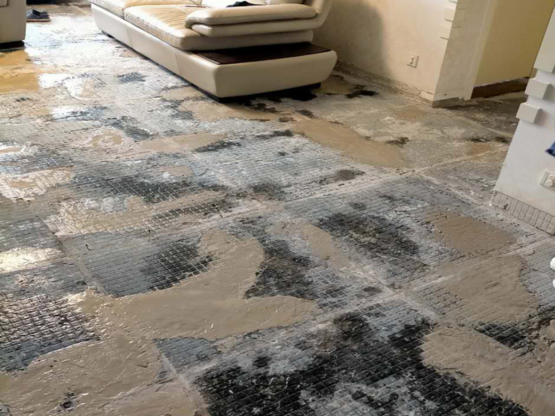 全屋地磚拆除裝修：就要先從撬開大門口的那塊地磚開始，因為那塊磚是有一邊露在外面的，比較容易撬開。再用扁的鑿子一片片的往里撬，如果水泥砂漿做得不是特別牢的話，可以用錘子把扁鑿敲進地磚和水泥地面中間的縫隙里的，那樣就能把地磚整塊的撬起來。如果是地面的中間某一塊瓷磚想換掉就用錘子從正面敲碎地磚，然后將碎渣清理出來。