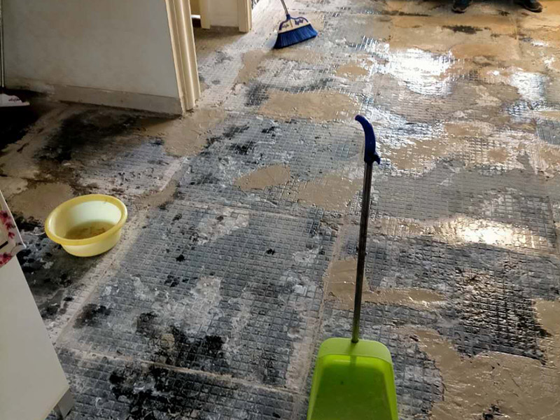 全屋地磚拆除裝修：就要先從撬開大門口的那塊地磚開始，因為那塊磚是有一邊露在外面的，比較容易撬開。再用扁的鑿子一片片的往里撬，如果水泥砂漿做得不是特別牢的話，可以用錘子把扁鑿敲進地磚和水泥地面中間的縫隙里的，那樣就能把地磚整塊的撬起來。如果是地面的中間某一塊瓷磚想換掉就用錘子從正面敲碎地磚，然后將碎渣清理出來。