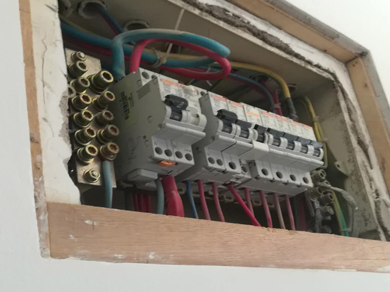 家庭電閘更換維修：將電閘的總控制開關(guān)關(guān)掉，安全第一。將壞掉的電閘用螺絲刀換下來。螺絲刀將新電閘的插線口用擰開，將進(jìn)電線插進(jìn)去。插進(jìn)電線后擰緊螺絲，同樣的也將出電線插進(jìn)另一端的插線口。電線都插好后，打開總開關(guān)就可以正常使用了