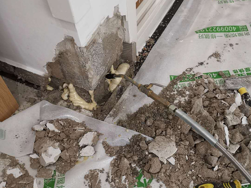 墻內(nèi)防水施工：先用鏟刀和笤帚及工具將基層表面的突起物、砂漿和疙瘩等鏟除并將塵土雜物清掃干凈，對(duì)陰陽(yáng)角、管根、地漏等部位應(yīng)認(rèn)真清理，以保證后期良好的防水效果。防水層涂刷三遍，涂刷均勻，無(wú)透底露底。 第一遍：用堵漏材料對(duì)墻體陰角處，下水管道周?chē)M(jìn)行填壓式填充。 第二遍：橫向涂刷防水一遍，無(wú)露底，無(wú)起泡，符合涂刷尺寸要求，水電開(kāi)槽槽體全部涂刷防水材料。 第三遍：干燥后垂直方向再涂刷一遍。 防水施工完成后24小時(shí)進(jìn)行閉水試驗(yàn)，地面放水高度以沒(méi)過(guò)墻根、管道跟部、地面凸起物涂刷的防水為依據(jù)。