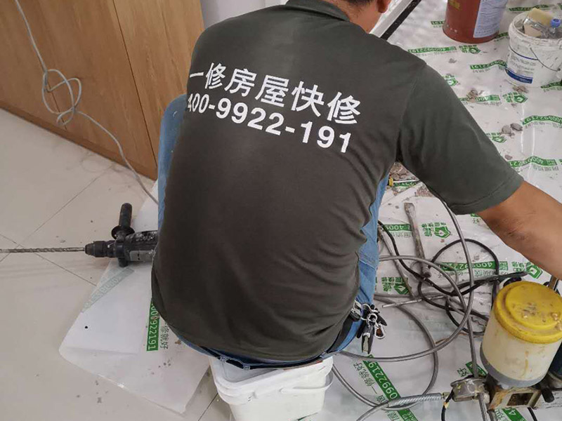 墻內(nèi)防水施工：先用鏟刀和笤帚及工具將基層表面的突起物、砂漿和疙瘩等鏟除并將塵土雜物清掃干凈，對(duì)陰陽(yáng)角、管根、地漏等部位應(yīng)認(rèn)真清理，以保證后期良好的防水效果。防水層涂刷三遍，涂刷均勻，無(wú)透底露底。 第一遍：用堵漏材料對(duì)墻體陰角處，下水管道周?chē)M(jìn)行填壓式填充。 第二遍：橫向涂刷防水一遍，無(wú)露底，無(wú)起泡，符合涂刷尺寸要求，水電開(kāi)槽槽體全部涂刷防水材料。 第三遍：干燥后垂直方向再涂刷一遍。 防水施工完成后24小時(shí)進(jìn)行閉水試驗(yàn)，地面放水高度以沒(méi)過(guò)墻根、管道跟部、地面凸起物涂刷的防水為依據(jù)。