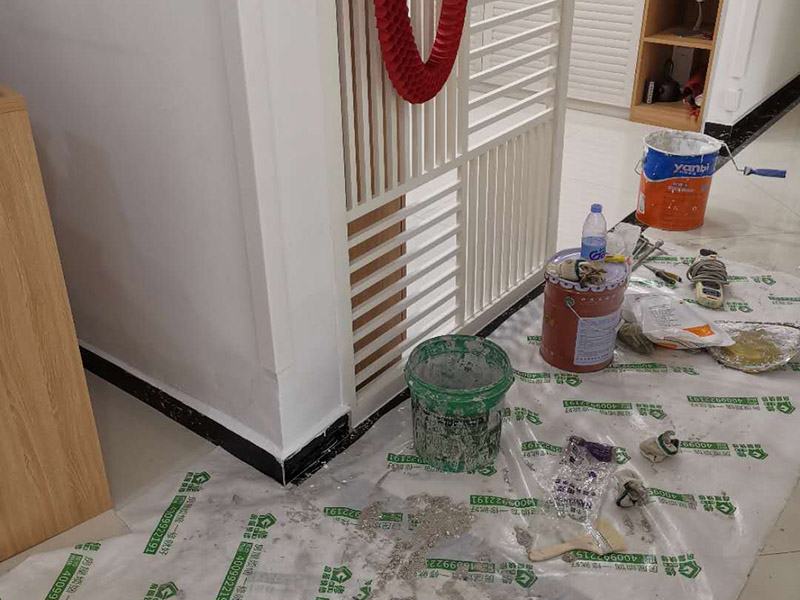 墻內(nèi)防水施工：先用鏟刀和笤帚及工具將基層表面的突起物、砂漿和疙瘩等鏟除并將塵土雜物清掃干凈，對(duì)陰陽(yáng)角、管根、地漏等部位應(yīng)認(rèn)真清理，以保證后期良好的防水效果。防水層涂刷三遍，涂刷均勻，無(wú)透底露底。 第一遍：用堵漏材料對(duì)墻體陰角處，下水管道周?chē)M(jìn)行填壓式填充。 第二遍：橫向涂刷防水一遍，無(wú)露底，無(wú)起泡，符合涂刷尺寸要求，水電開(kāi)槽槽體全部涂刷防水材料。 第三遍：干燥后垂直方向再涂刷一遍。 防水施工完成后24小時(shí)進(jìn)行閉水試驗(yàn)，地面放水高度以沒(méi)過(guò)墻根、管道跟部、地面凸起物涂刷的防水為依據(jù)。