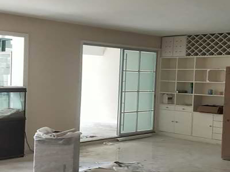 全屋墻面翻新：檢查舊房墻面基層問題，對癥下藥施工，如果墻面裝修5年甚至10年以上，墻面有開裂，滲水，起皮或者之前有貼過墻紙的舊房，就需要將原墻紙撕掉，將墻面鏟至毛坯層，做鏟墻施工，如近幾年裝修過的房子，則不需要做鏟墻施工，墻面基層無明顯破損，打磨膩子或者重新批刮膩子，做乳膠漆施工即可！ 將房中小件物品搬移到柜子，儲物柜等不需要施工的位置，如樓梯間，衛(wèi)生間等，利用專業(yè)的遮蔽保護(hù)膜貼在地面，包裝家具，避免施工期間對家中的物品造成損害和污染。 檢查墻面破損位置，如粉化，開裂，滲水，起皮現(xiàn)象嚴(yán)重的利用鏟刀直接全部鏟除至基層，局部破損現(xiàn)象不嚴(yán)重的位置直接用打磨機(jī)或者砂紙打磨即可。墻面完全鏟除后，需用打磨機(jī)打磨墻面起到找平的作用，然后做防水界面劑施工，防水施工的目的是防止天氣潮濕或者樓頂漏水，陽臺滲水導(dǎo)致墻面乳膠漆掉皮，界面劑的作用是為了增強(qiáng)水泥基層的粘接力。