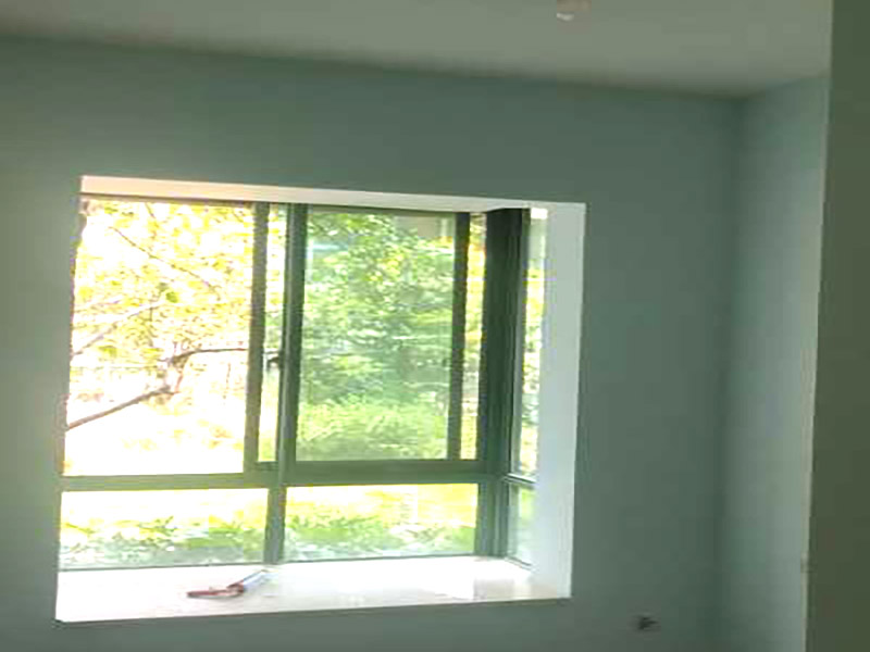 全屋墻面翻新：檢查舊房墻面基層問題，對癥下藥施工，如果墻面裝修5年甚至10年以上，墻面有開裂，滲水，起皮或者之前有貼過墻紙的舊房，就需要將原墻紙撕掉，將墻面鏟至毛坯層，做鏟墻施工，如近幾年裝修過的房子，則不需要做鏟墻施工，墻面基層無明顯破損，打磨膩子或者重新批刮膩子，做乳膠漆施工即可！ 將房中小件物品搬移到柜子，儲物柜等不需要施工的位置，如樓梯間，衛(wèi)生間等，利用專業(yè)的遮蔽保護(hù)膜貼在地面，包裝家具，避免施工期間對家中的物品造成損害和污染。 檢查墻面破損位置，如粉化，開裂，滲水，起皮現(xiàn)象嚴(yán)重的利用鏟刀直接全部鏟除至基層，局部破損現(xiàn)象不嚴(yán)重的位置直接用打磨機(jī)或者砂紙打磨即可。墻面完全鏟除后，需用打磨機(jī)打磨墻面起到找平的作用，然后做防水界面劑施工，防水施工的目的是防止天氣潮濕或者樓頂漏水，陽臺滲水導(dǎo)致墻面乳膠漆掉皮，界面劑的作用是為了增強(qiáng)水泥基層的粘接力。