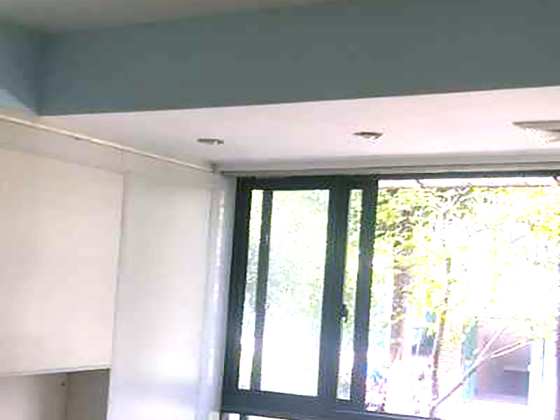 全屋墻面翻新：檢查舊房墻面基層問題，對癥下藥施工，如果墻面裝修5年甚至10年以上，墻面有開裂，滲水，起皮或者之前有貼過墻紙的舊房，就需要將原墻紙撕掉，將墻面鏟至毛坯層，做鏟墻施工，如近幾年裝修過的房子，則不需要做鏟墻施工，墻面基層無明顯破損，打磨膩子或者重新批刮膩子，做乳膠漆施工即可！ 將房中小件物品搬移到柜子，儲物柜等不需要施工的位置，如樓梯間，衛(wèi)生間等，利用專業(yè)的遮蔽保護(hù)膜貼在地面，包裝家具，避免施工期間對家中的物品造成損害和污染。 檢查墻面破損位置，如粉化，開裂，滲水，起皮現(xiàn)象嚴(yán)重的利用鏟刀直接全部鏟除至基層，局部破損現(xiàn)象不嚴(yán)重的位置直接用打磨機(jī)或者砂紙打磨即可。墻面完全鏟除后，需用打磨機(jī)打磨墻面起到找平的作用，然后做防水界面劑施工，防水施工的目的是防止天氣潮濕或者樓頂漏水，陽臺滲水導(dǎo)致墻面乳膠漆掉皮，界面劑的作用是為了增強(qiáng)水泥基層的粘接力。