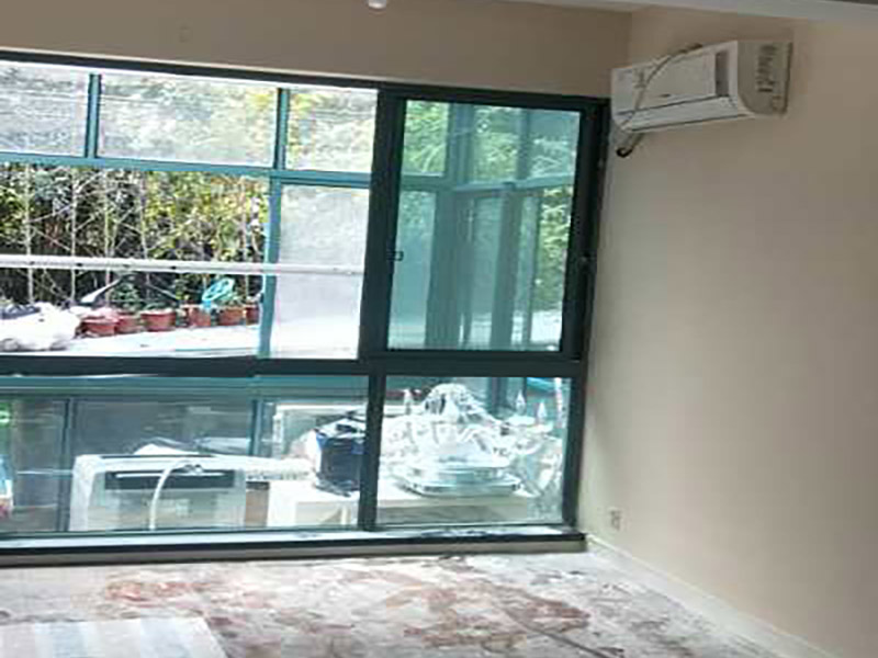 全屋墻面翻新：檢查舊房墻面基層問題，對癥下藥施工，如果墻面裝修5年甚至10年以上，墻面有開裂，滲水，起皮或者之前有貼過墻紙的舊房，就需要將原墻紙撕掉，將墻面鏟至毛坯層，做鏟墻施工，如近幾年裝修過的房子，則不需要做鏟墻施工，墻面基層無明顯破損，打磨膩子或者重新批刮膩子，做乳膠漆施工即可！ 將房中小件物品搬移到柜子，儲物柜等不需要施工的位置，如樓梯間，衛(wèi)生間等，利用專業(yè)的遮蔽保護(hù)膜貼在地面，包裝家具，避免施工期間對家中的物品造成損害和污染。 檢查墻面破損位置，如粉化，開裂，滲水，起皮現(xiàn)象嚴(yán)重的利用鏟刀直接全部鏟除至基層，局部破損現(xiàn)象不嚴(yán)重的位置直接用打磨機(jī)或者砂紙打磨即可。墻面完全鏟除后，需用打磨機(jī)打磨墻面起到找平的作用，然后做防水界面劑施工，防水施工的目的是防止天氣潮濕或者樓頂漏水，陽臺滲水導(dǎo)致墻面乳膠漆掉皮，界面劑的作用是為了增強(qiáng)水泥基層的粘接力。