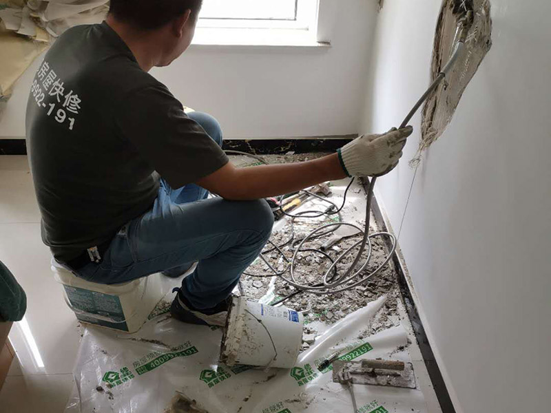 墻內(nèi)管道打壓維修:首先根據(jù)施工圖看水管走向，如果漏水的位置后面埋有水管，可以先把家里面的水閘關(guān)掉，放干龍頭里面的水，如果一段時候后發(fā)現(xiàn)墻面水跡不見了，證明是水管出現(xiàn)問題。 如果是請的專業(yè)的維修師傅，可以讓師傅用打壓機(jī)直接打壓檢測，若確定是墻內(nèi)水管漏水，就可以直接鑿開墻壁找水管漏點(diǎn)。 可以先截斷水源，然后將暗水管漏水點(diǎn)的墻面開鑿，找到漏水的部分，先用小鋼鋸把漏水的地方鋸掉，注意鋸口要平。用砂紙把新露出的端口輕輕打磨，然后用接口套住，將備換的新管對準(zhǔn)接口口子，注意要對直。然后用熱熔器對新管道進(jìn)行熱熔連接。 或者是將鋸掉的管道清理干凈，用專用膠水涂在端口上，稍微晾一會兒;趁此時在&ldquo;竹節(jié)&rdquo;接頭內(nèi)涂上膠水。把端口和&ldquo;竹節(jié)&rdquo;連接，然后反復(fù)轉(zhuǎn)動，直到牢固。同樣的方法去連接另一端。最后在接縫處再涂適量的膠水，確保不滲漏。