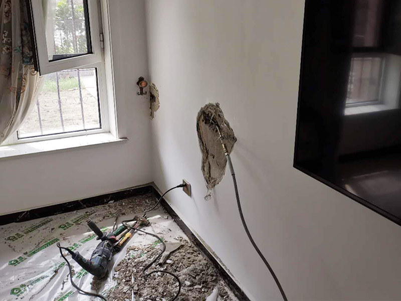 墻內(nèi)管道打壓維修:首先根據(jù)施工圖看水管走向，如果漏水的位置后面埋有水管，可以先把家里面的水閘關(guān)掉，放干龍頭里面的水，如果一段時候后發(fā)現(xiàn)墻面水跡不見了，證明是水管出現(xiàn)問題。 如果是請的專業(yè)的維修師傅，可以讓師傅用打壓機(jī)直接打壓檢測，若確定是墻內(nèi)水管漏水，就可以直接鑿開墻壁找水管漏點(diǎn)。 可以先截斷水源，然后將暗水管漏水點(diǎn)的墻面開鑿，找到漏水的部分，先用小鋼鋸把漏水的地方鋸掉，注意鋸口要平。用砂紙把新露出的端口輕輕打磨，然后用接口套住，將備換的新管對準(zhǔn)接口口子，注意要對直。然后用熱熔器對新管道進(jìn)行熱熔連接。 或者是將鋸掉的管道清理干凈，用專用膠水涂在端口上，稍微晾一會兒;趁此時在&ldquo;竹節(jié)&rdquo;接頭內(nèi)涂上膠水。把端口和&ldquo;竹節(jié)&rdquo;連接，然后反復(fù)轉(zhuǎn)動，直到牢固。同樣的方法去連接另一端。最后在接縫處再涂適量的膠水，確保不滲漏。