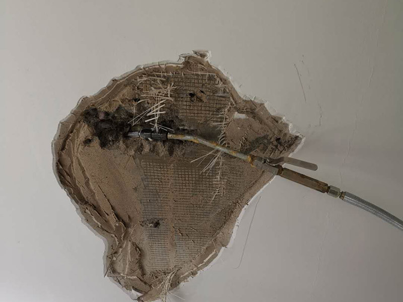 墻內(nèi)管道打壓維修:首先根據(jù)施工圖看水管走向，如果漏水的位置后面埋有水管，可以先把家里面的水閘關(guān)掉，放干龍頭里面的水，如果一段時候后發(fā)現(xiàn)墻面水跡不見了，證明是水管出現(xiàn)問題。 如果是請的專業(yè)的維修師傅，可以讓師傅用打壓機(jī)直接打壓檢測，若確定是墻內(nèi)水管漏水，就可以直接鑿開墻壁找水管漏點(diǎn)。 可以先截斷水源，然后將暗水管漏水點(diǎn)的墻面開鑿，找到漏水的部分，先用小鋼鋸把漏水的地方鋸掉，注意鋸口要平。用砂紙把新露出的端口輕輕打磨，然后用接口套住，將備換的新管對準(zhǔn)接口口子，注意要對直。然后用熱熔器對新管道進(jìn)行熱熔連接。 或者是將鋸掉的管道清理干凈，用專用膠水涂在端口上，稍微晾一會兒;趁此時在&ldquo;竹節(jié)&rdquo;接頭內(nèi)涂上膠水。把端口和&ldquo;竹節(jié)&rdquo;連接，然后反復(fù)轉(zhuǎn)動，直到牢固。同樣的方法去連接另一端。最后在接縫處再涂適量的膠水，確保不滲漏。