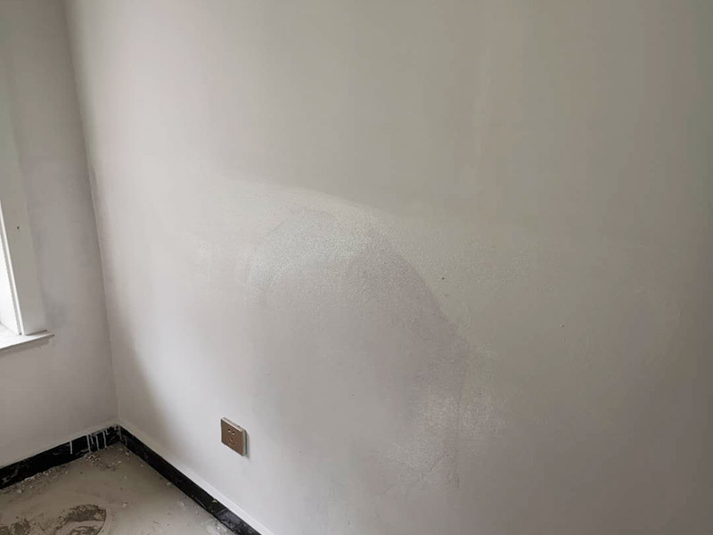 墻內(nèi)管道打壓維修:首先根據(jù)施工圖看水管走向，如果漏水的位置后面埋有水管，可以先把家里面的水閘關(guān)掉，放干龍頭里面的水，如果一段時候后發(fā)現(xiàn)墻面水跡不見了，證明是水管出現(xiàn)問題。 如果是請的專業(yè)的維修師傅，可以讓師傅用打壓機(jī)直接打壓檢測，若確定是墻內(nèi)水管漏水，就可以直接鑿開墻壁找水管漏點(diǎn)。 可以先截斷水源，然后將暗水管漏水點(diǎn)的墻面開鑿，找到漏水的部分，先用小鋼鋸把漏水的地方鋸掉，注意鋸口要平。用砂紙把新露出的端口輕輕打磨，然后用接口套住，將備換的新管對準(zhǔn)接口口子，注意要對直。然后用熱熔器對新管道進(jìn)行熱熔連接。 或者是將鋸掉的管道清理干凈，用專用膠水涂在端口上，稍微晾一會兒;趁此時在&ldquo;竹節(jié)&rdquo;接頭內(nèi)涂上膠水。把端口和&ldquo;竹節(jié)&rdquo;連接，然后反復(fù)轉(zhuǎn)動，直到牢固。同樣的方法去連接另一端。最后在接縫處再涂適量的膠水，確保不滲漏。